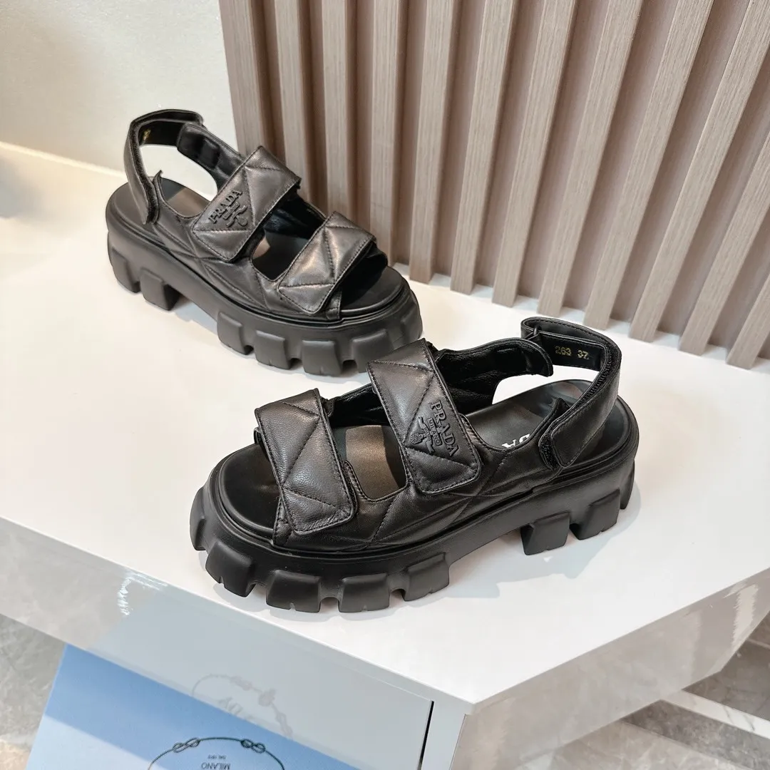👟👟Ex-factory price 520👟👟 Prada 2024 new summer sandals series Thick-soled sandals This is a must-have for summer. It feels soft and delicate on the feet and is extremely comfortable. You can match it as you like. Original molded midsole. Original foaming technology tooth outsole, size 35-41.